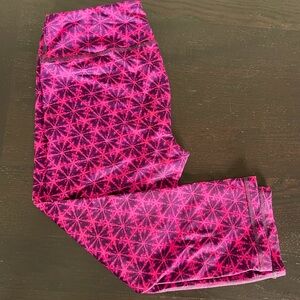 Super cute 3/4 pant patterned Reebok leggings